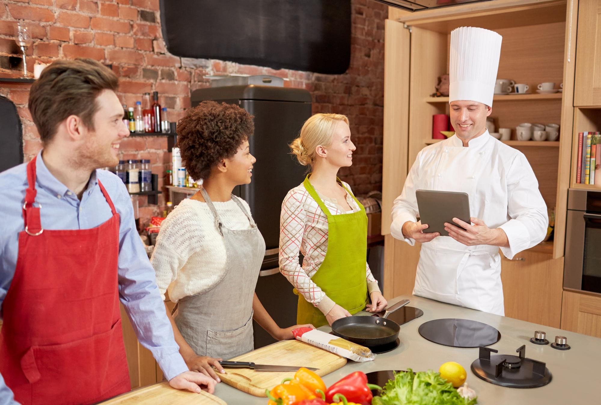 Canlı atölye esnasında chef ve katılımcılar